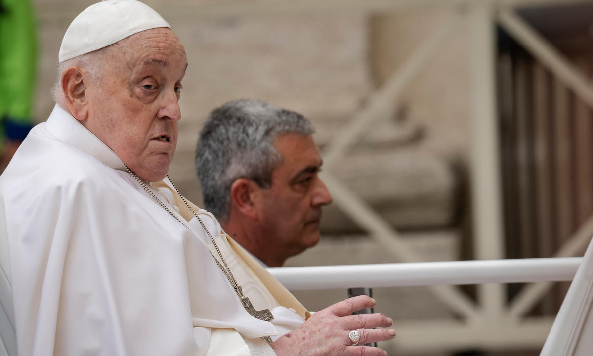 (Slideshow) 2025 Recovering Pope gives urbi et orbi