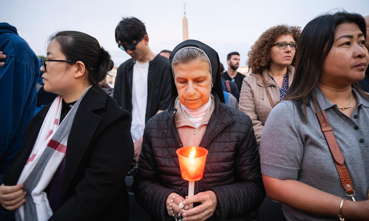 (Slideshow) Vatican rosary on evening of Pope Francis’ death