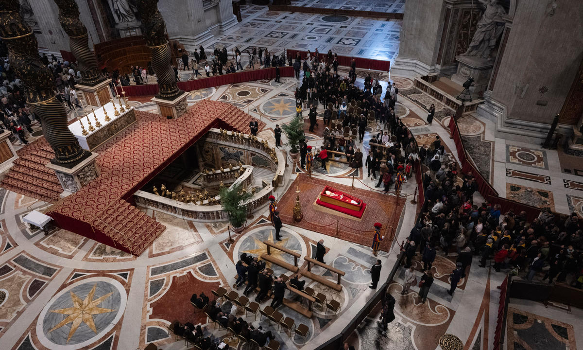 (Slideshow) Pope Francis lying in state