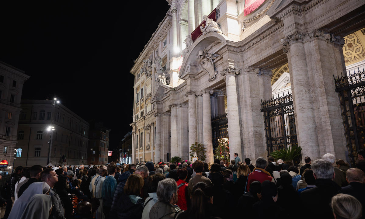 (Slideshow) Rosary at church of Pope’s tomb, Mary Major