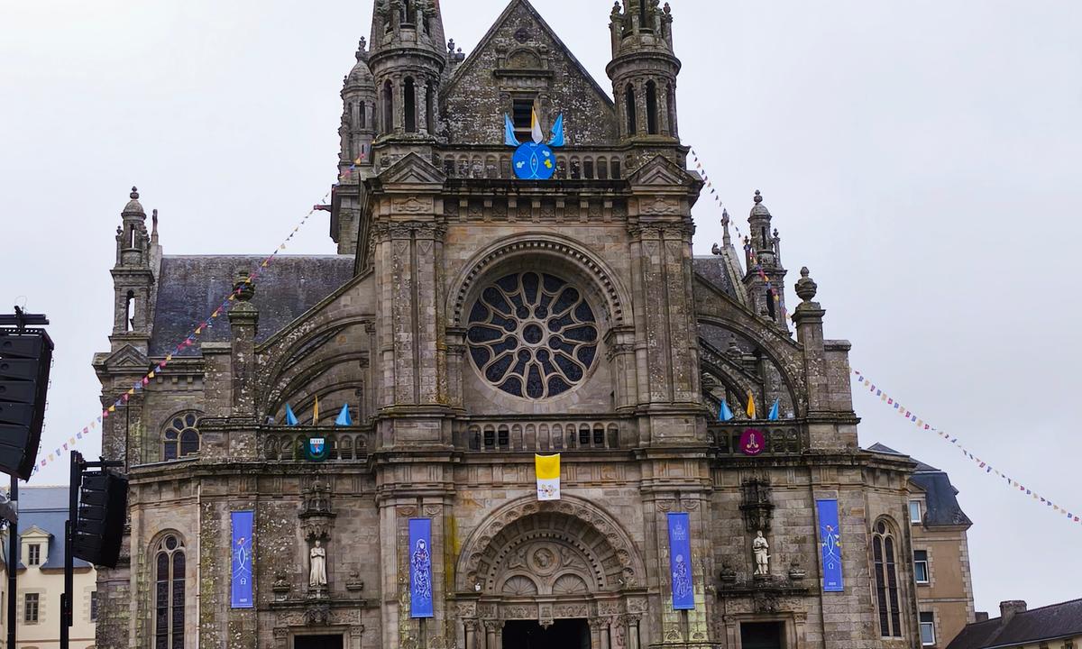 {"rendered":"[REPORTAGE] “Il y a des lieux choisis par Dieu” : 400 ans de foi \u00e0 Sainte-Anne d\u2019Auray"}
