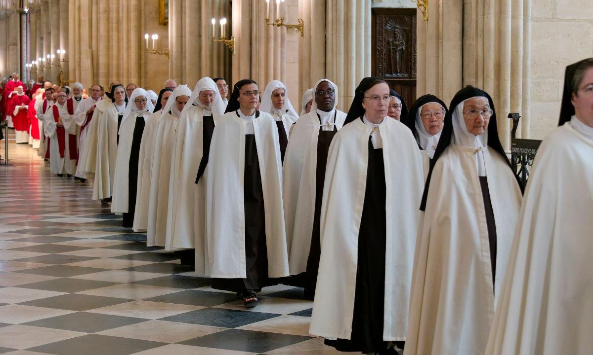 {"rendered":"(Slideshow) Procession commemorating Carmelite martyrs of Compi\u00e8gne"}