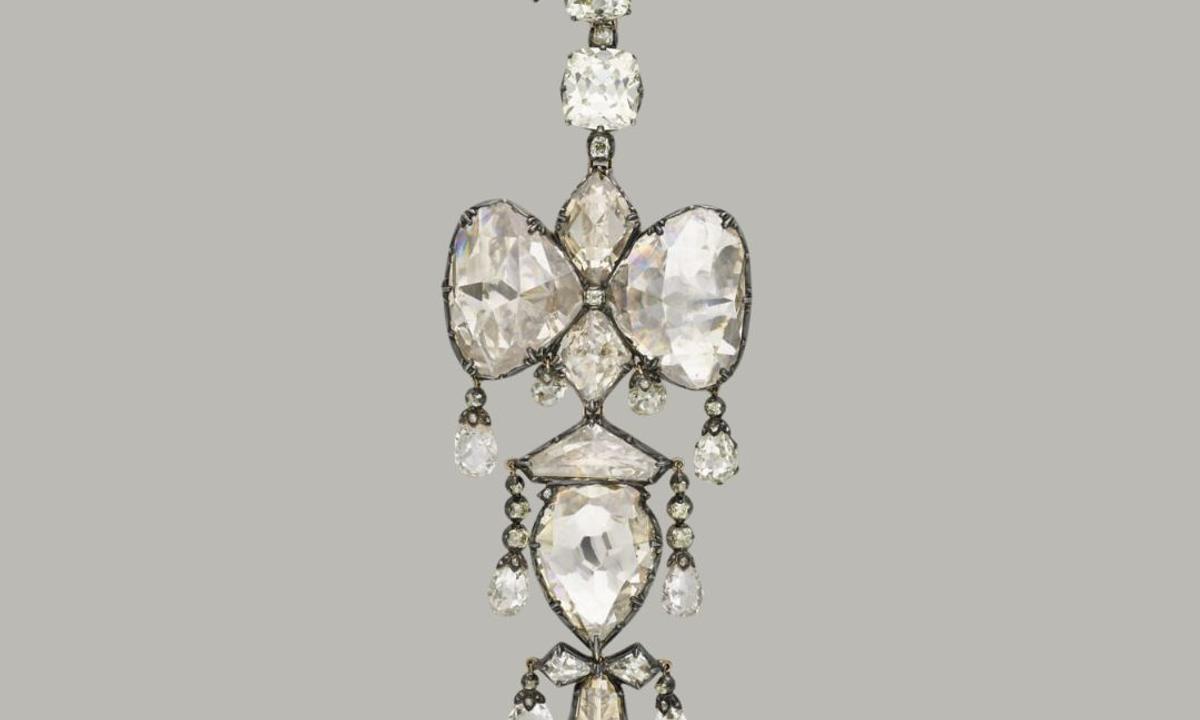 {"rendered":"Les bijoux vol\u00e9s de la Couronne"}