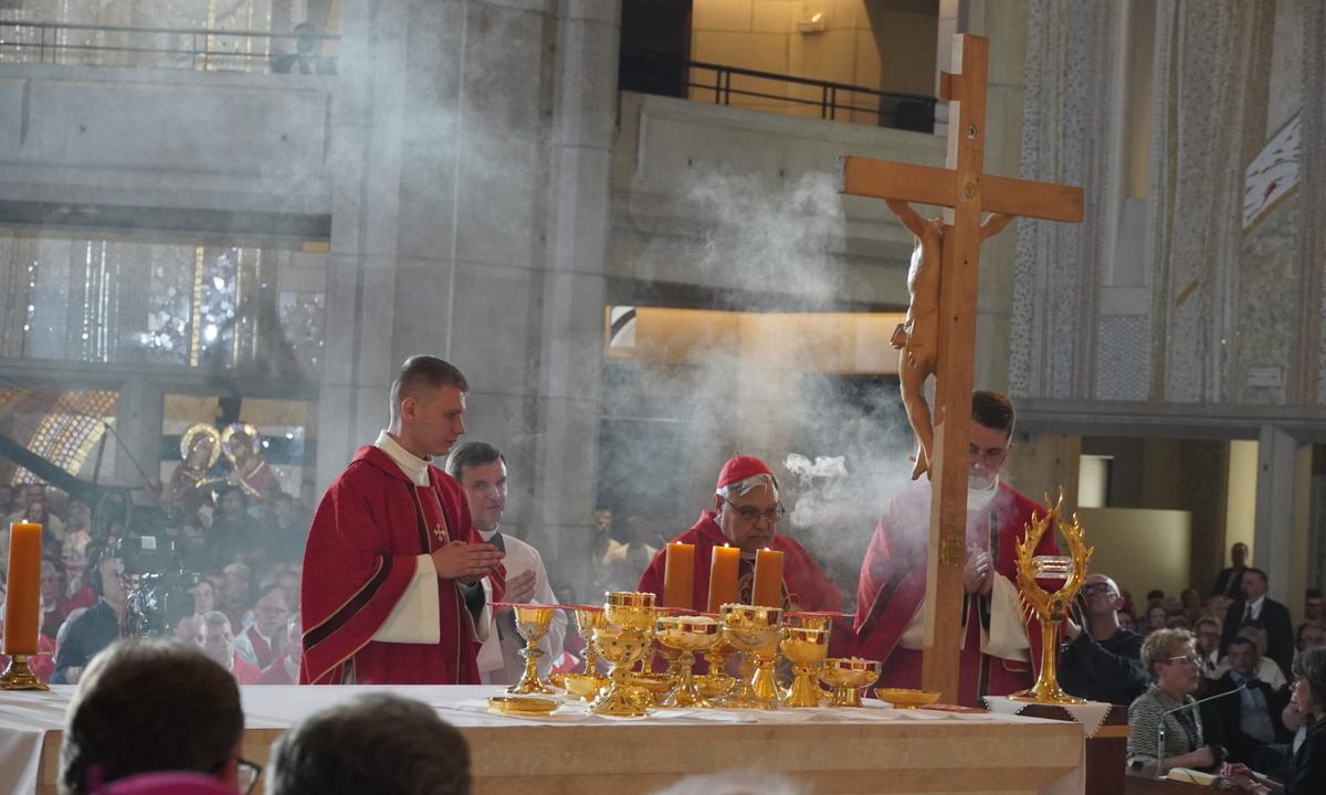 {"rendered":"(Slideshow) Salesians seen by John Paul II"}