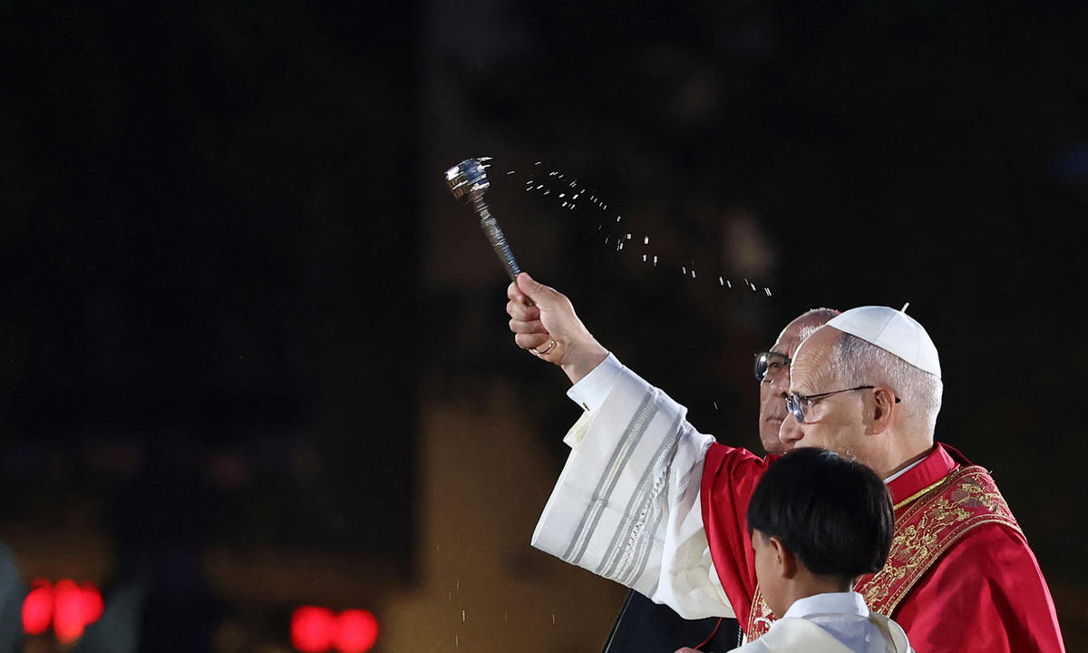 {"rendered":"(Slideshow) Sagrada Fam\u00edlia light show with Pope Leo"}
