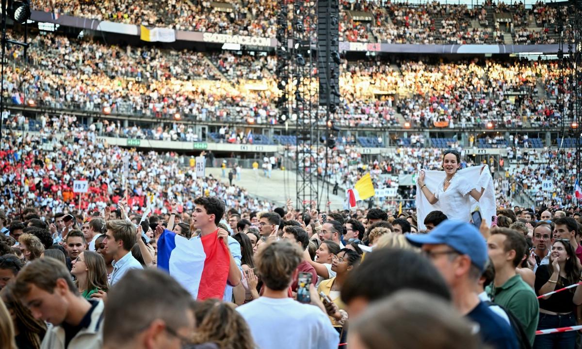 [EN IMAGES] Au Stade de France, une veillée de prière hors-norme