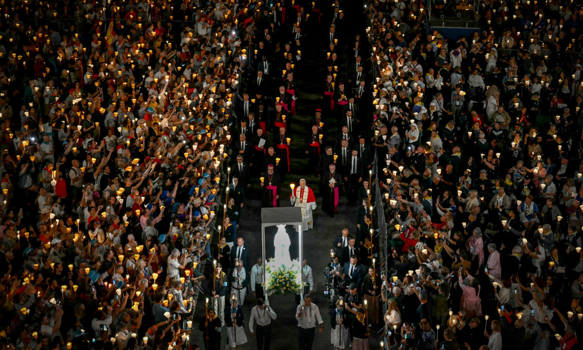 {"rendered":"[EN IMAGES] Une procession aux flambeaux historique"}