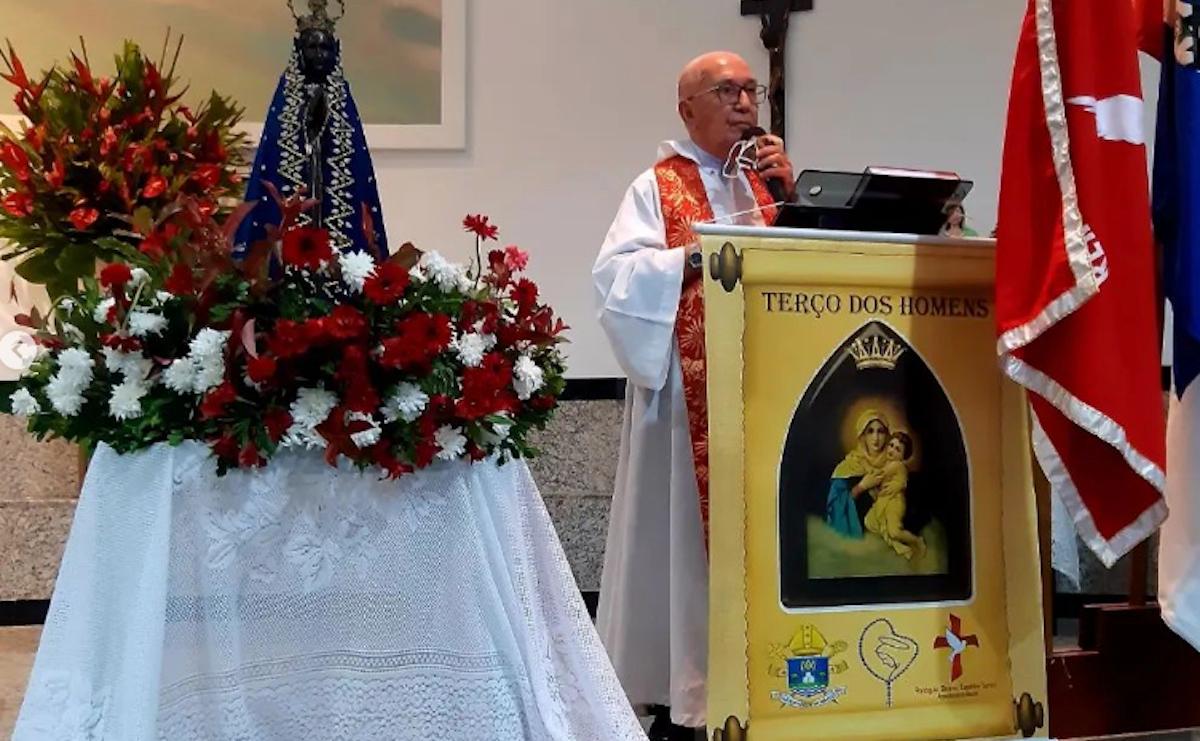 Monsenhor Pedro Teixeira no terço nos homens