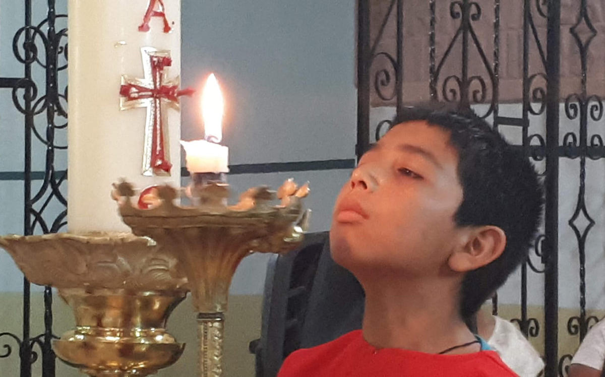 altar boy-serving-at-Mass