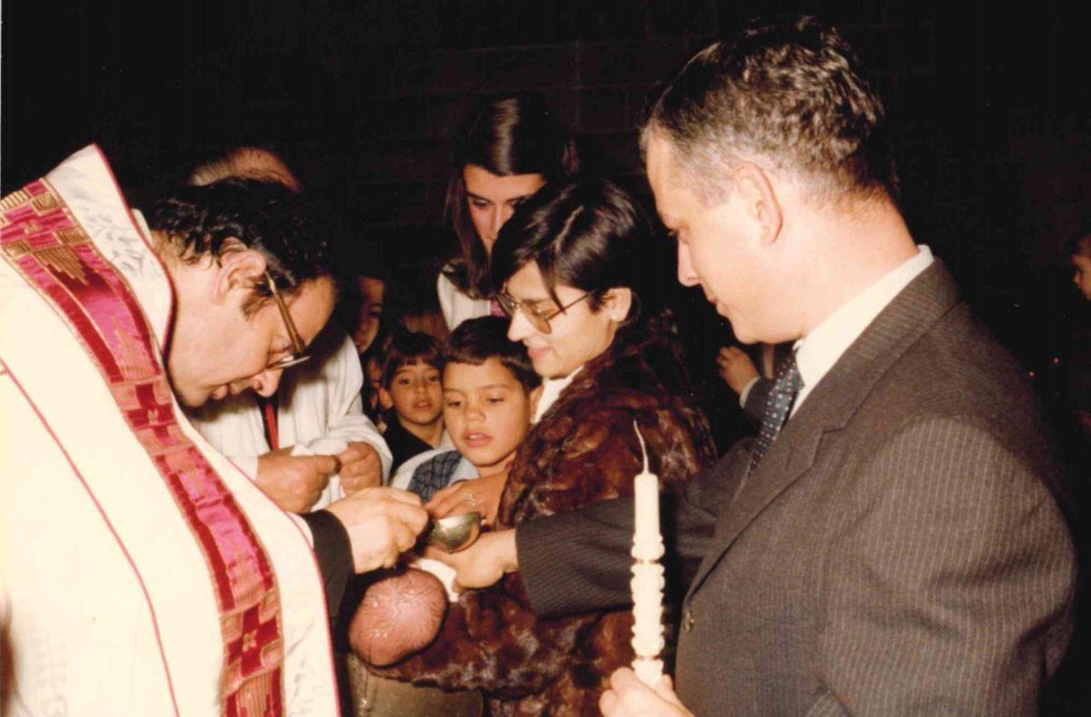 Su hermana le impulsó a ser sacerdote