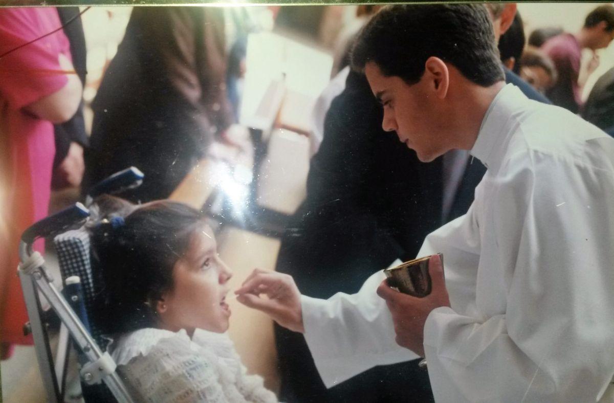Su hermana le impulsó a ser sacerdote