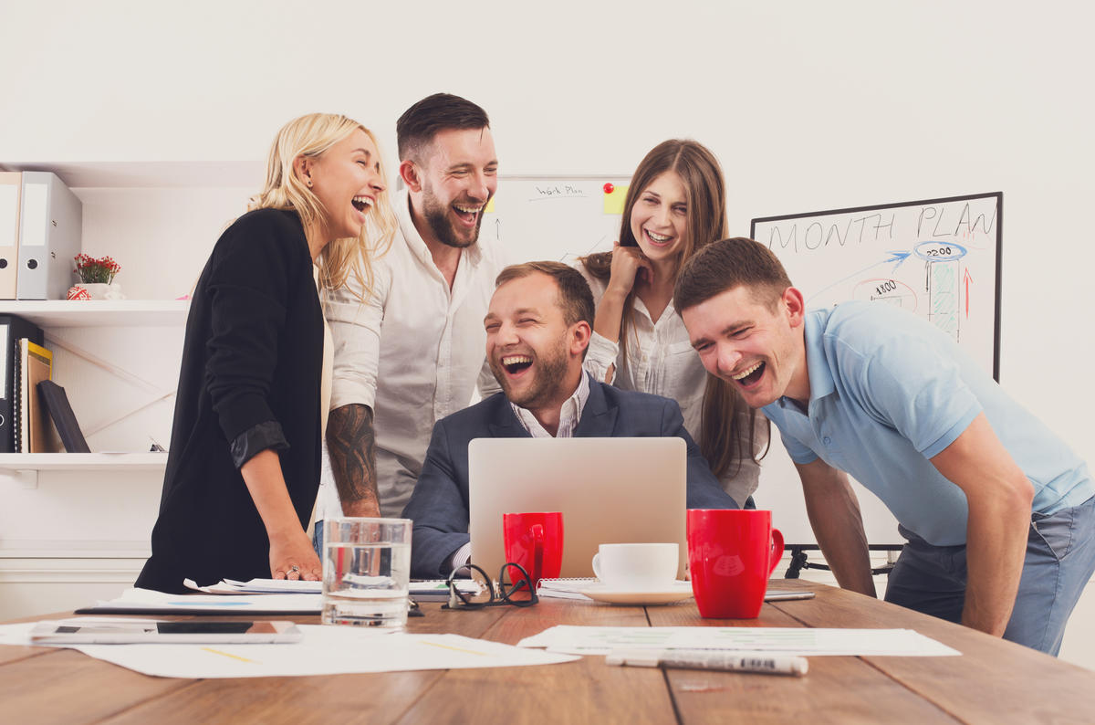 groupe qui se moque derrière un écran d'ordinateur