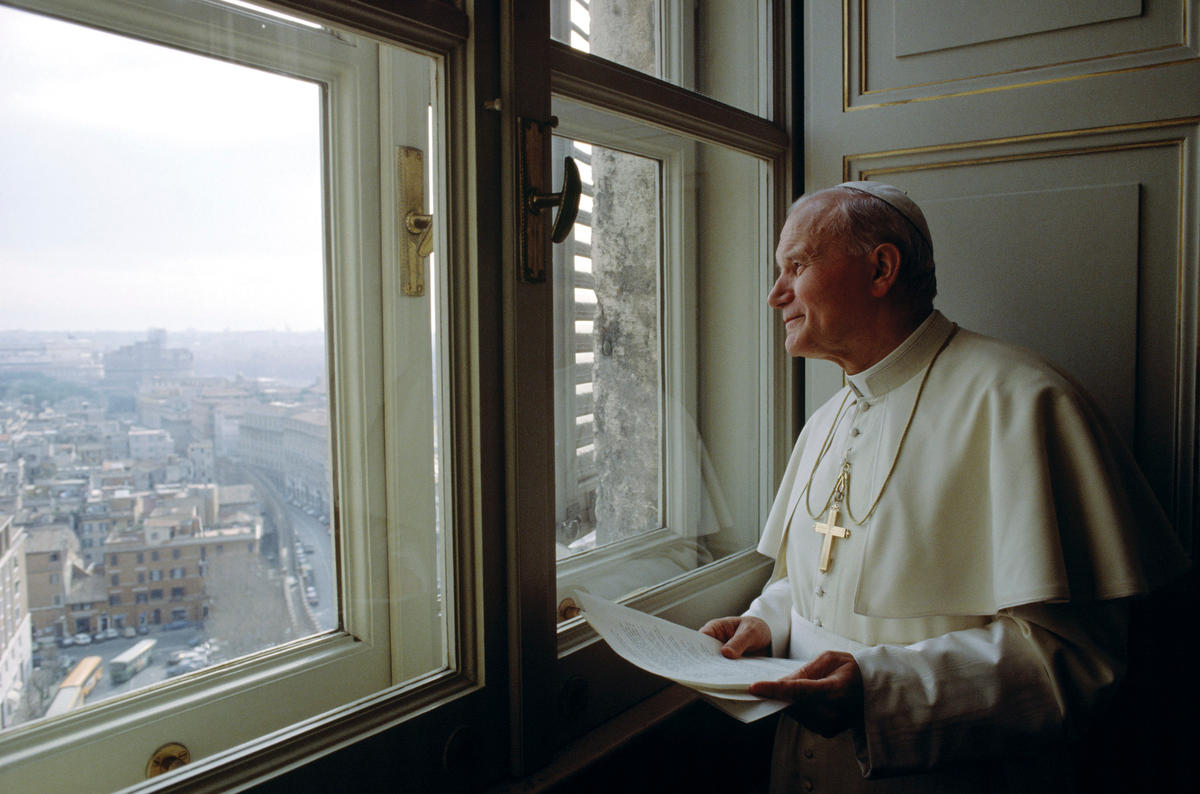 The Vatican - February 1986 The Vatican - 1986 A day in the life of the Pope John Paul II in the intimicy of the Vatican: during a break from work, in the privacy of his bedroom, allows his gaze to wander over the roofs of the capital.