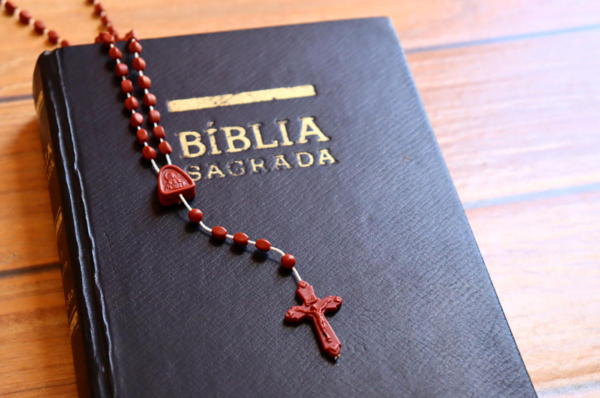Terço sobre a Bíblia Sagrada