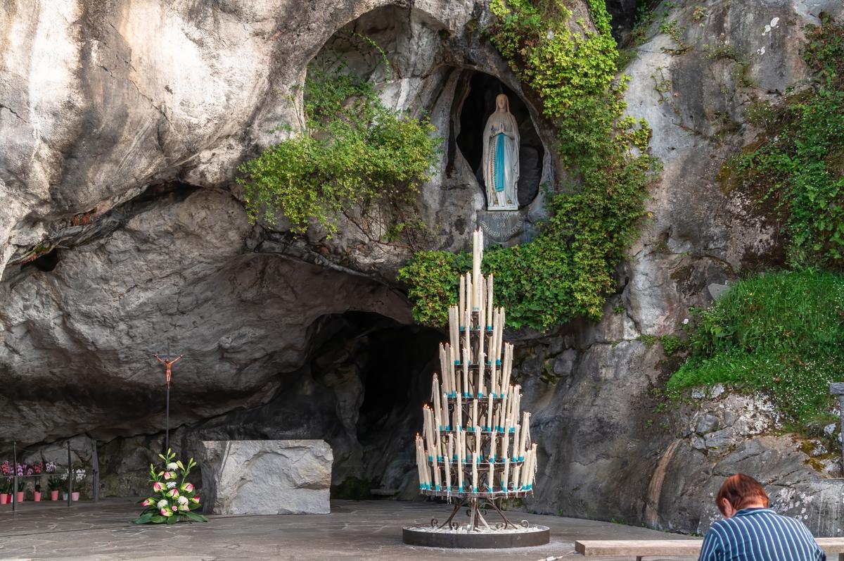 Grota objawień w sanktuarium w Lourdes
