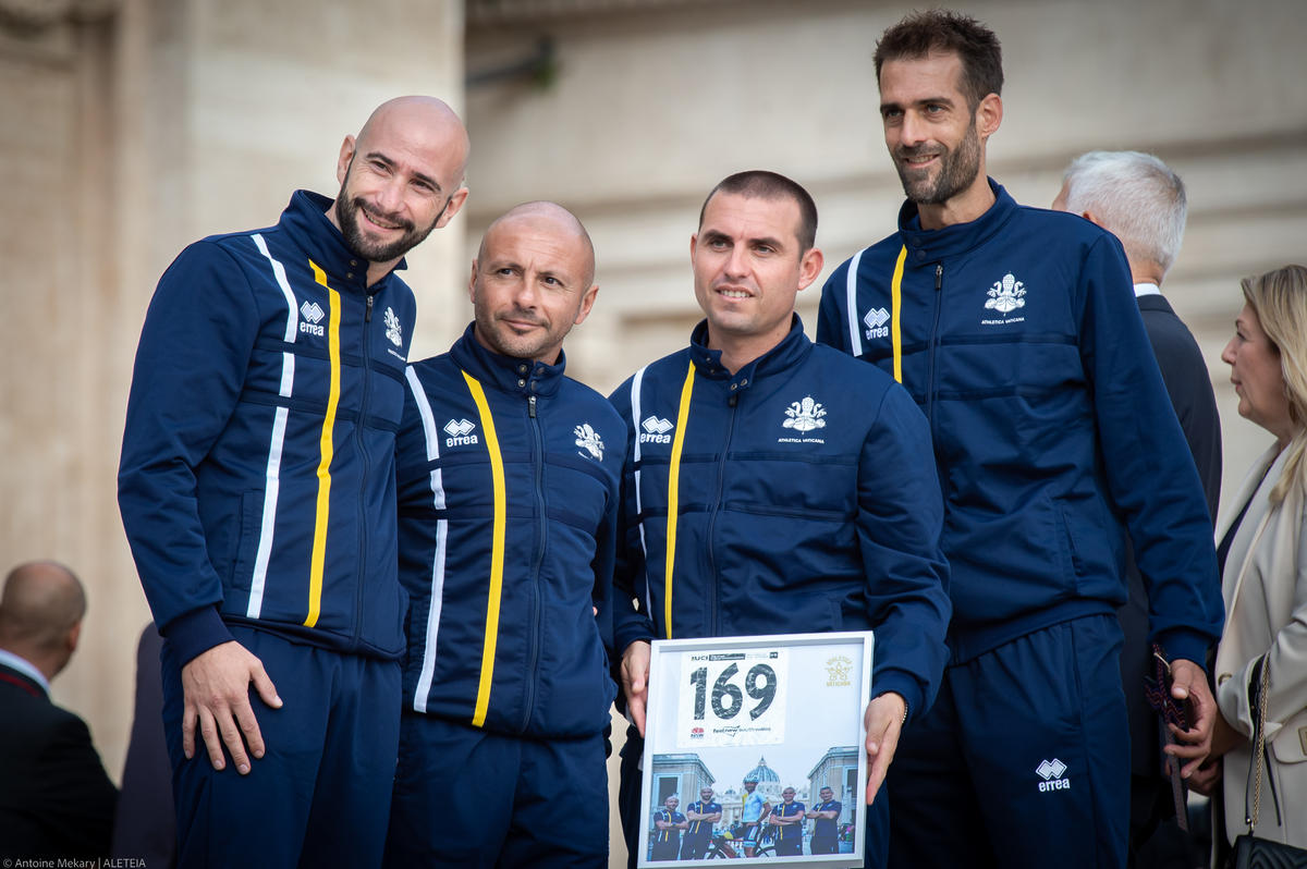 Pope meets cyclists of Athletica Vaticana after the World Cup