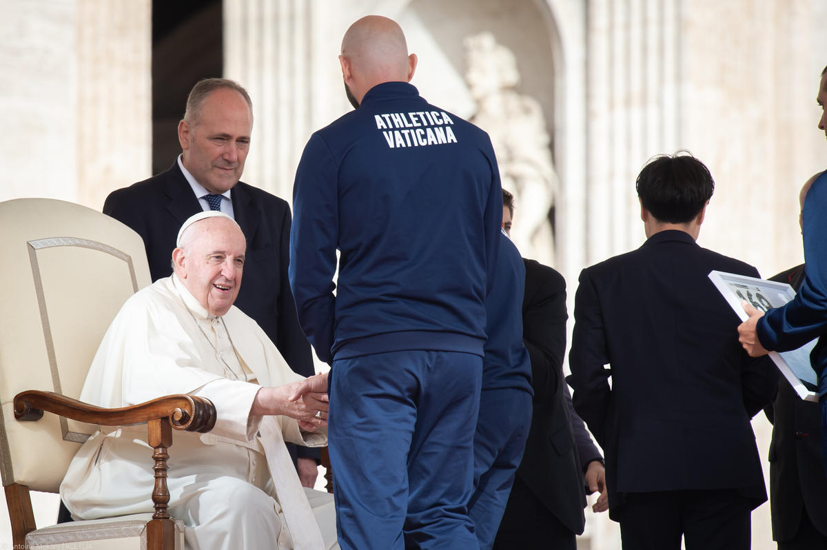 Pope meets cyclists of Athletica Vaticana after the World Cup