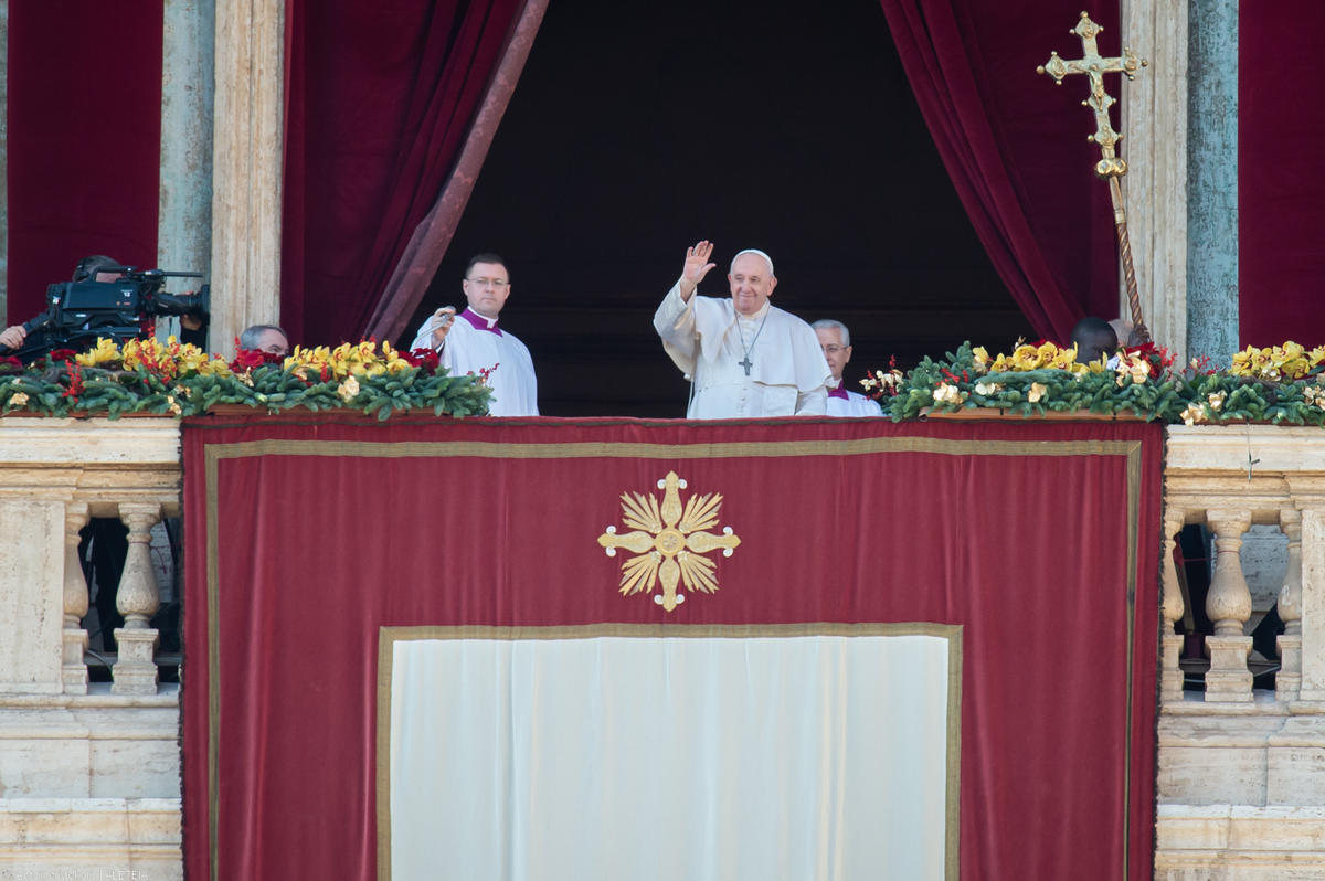 Pope-Francis-deliver-his-Christmas-Urbi-et-Orbi-blessing