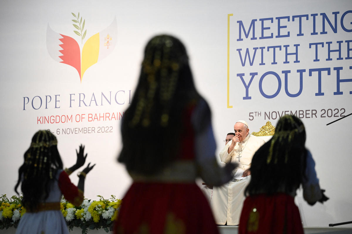 papież Franciszek ogląda taniec w wykonaniu młodzieży ze Szkoły Najświętszego Serca