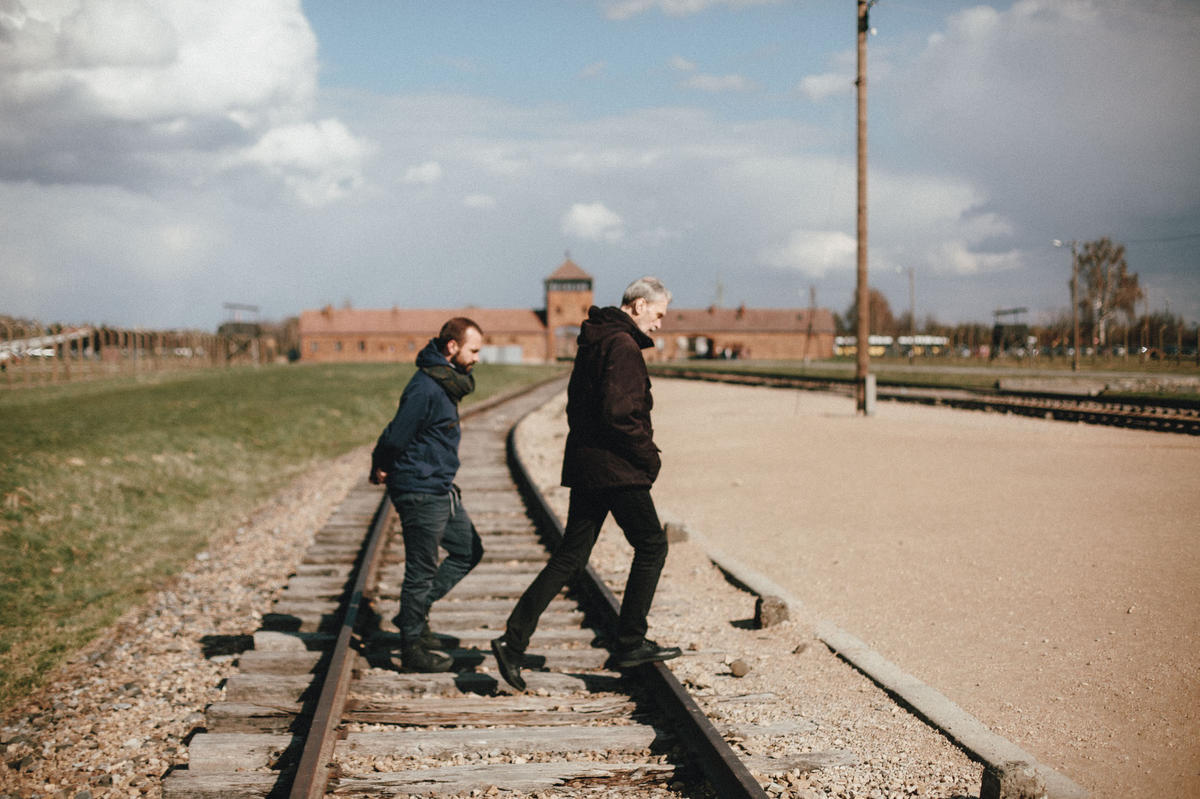 Piotr Żyłka i ks. Manfred Deselaers w Oświęcimiu