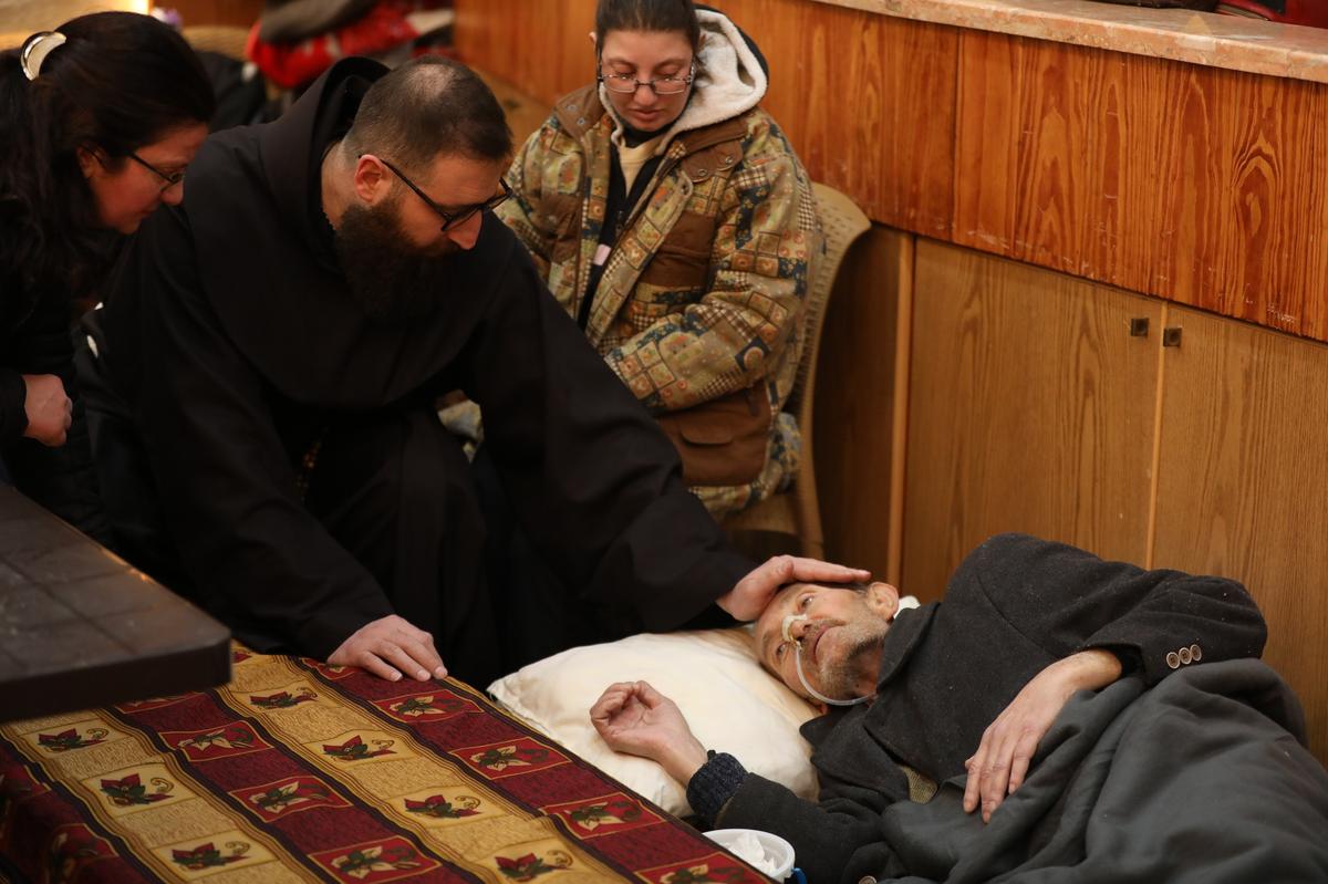 Frere_Khukaz_Mesrob_prend_soin_des_habitants_au_couvent_Saint-FRancois_d_Alep