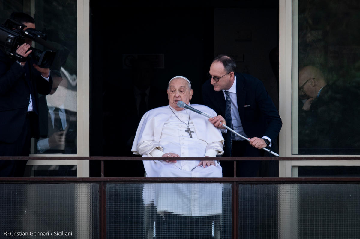 Pope Francis waves from a window of the Gemelli hospital before to be discharge after a five weeks hospitalization for pneumonia, in Rome on March 23, 2025.
