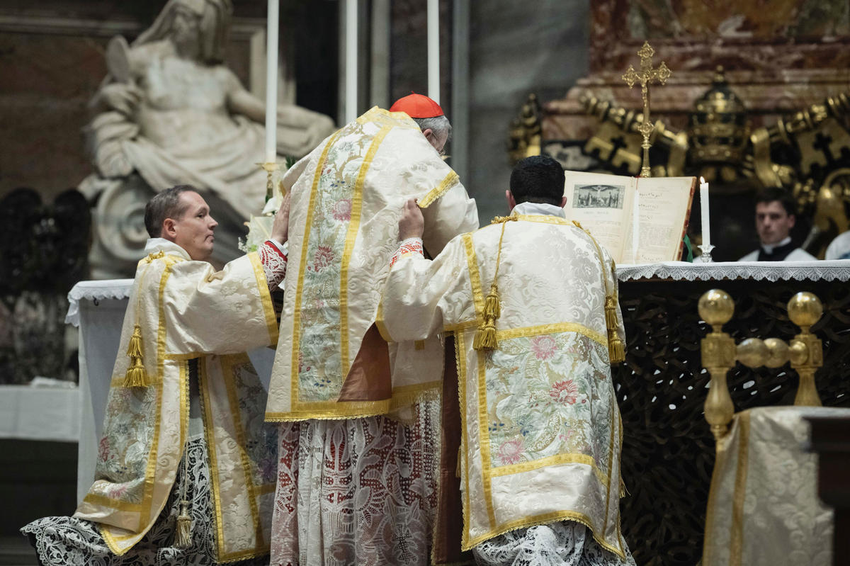 cardinal-raymond-burke-celebratessolemn-pontifical-traditional-latin-mass