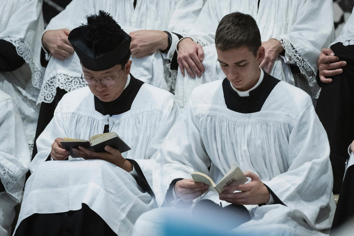 cardinal-raymond-burke-celebratessolemn-pontifical-traditional-latin-mass