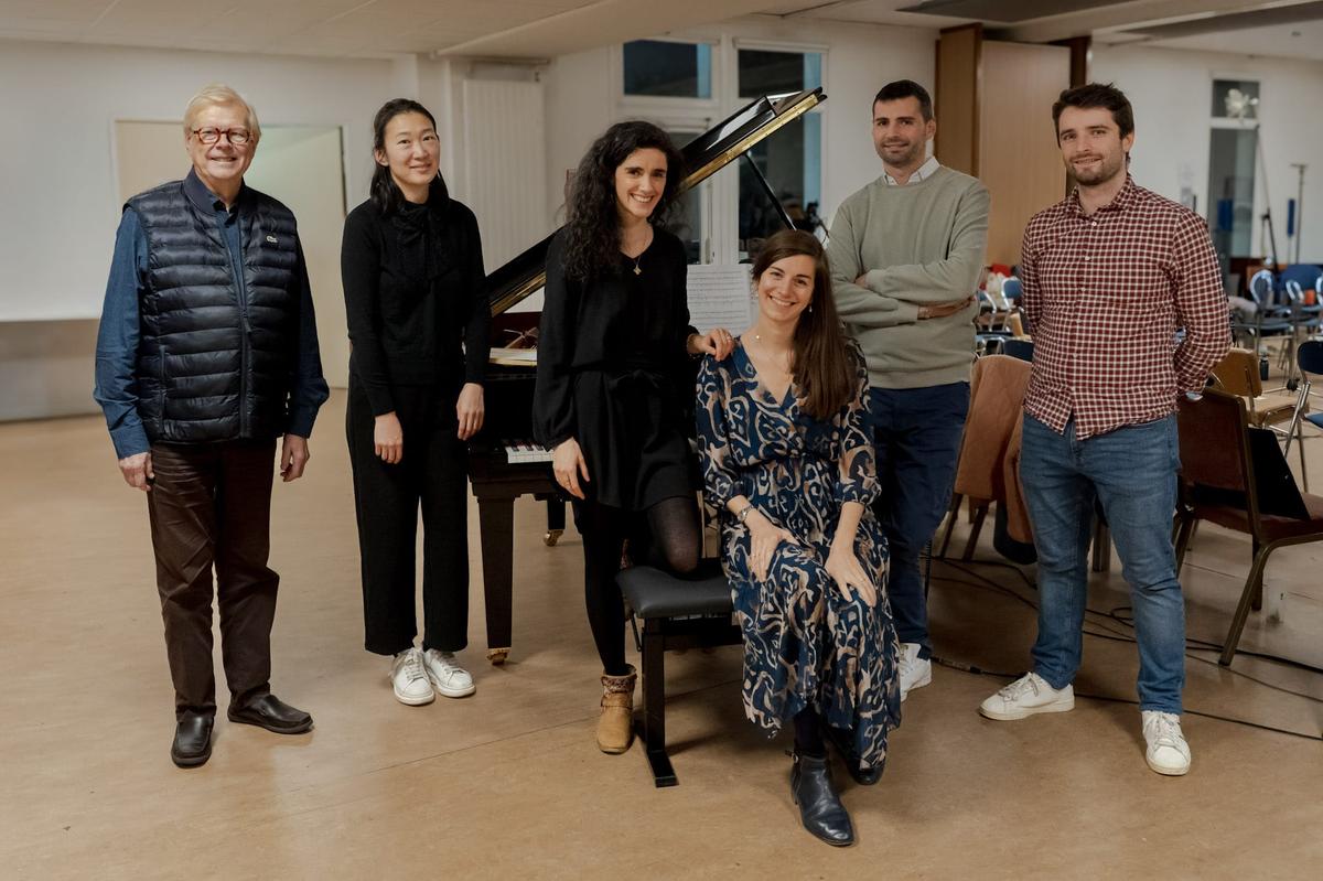 Une partie de l’équipe artistique : Philippe Malidin (ingénieur du son), Xiaomo Zhang (pianiste), Mathilde Kohn (chef de chœur et soliste), Anne-Sophie Rahm, Arnaud Bahuaud (pianiste) et Gaël Lefèvre (soliste)