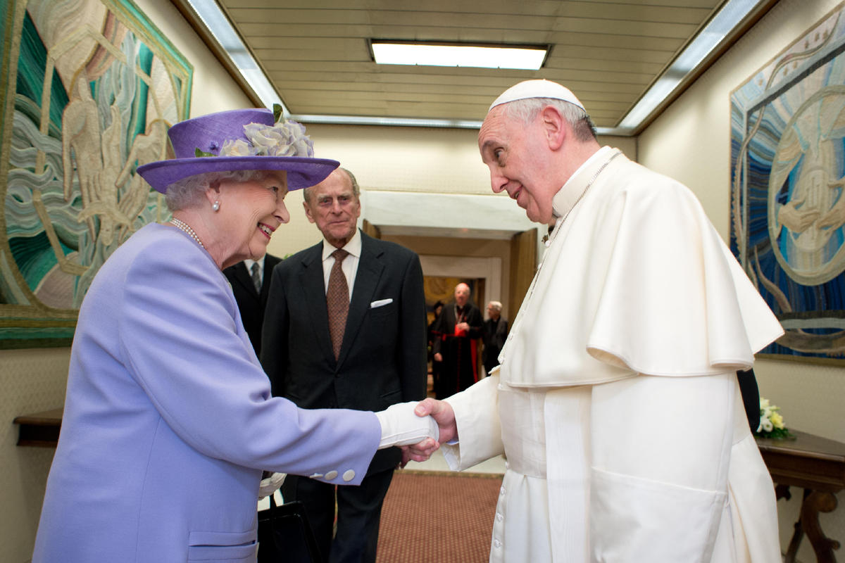 La reine d'Angleterre Elizabeth II, accompagnée de son mari le duc d'Edimbourg, le prince Philip, salue le pape François au Vatican le 3 avril 2014. © AFP PHOTO / OSSERVATORE ROMANO