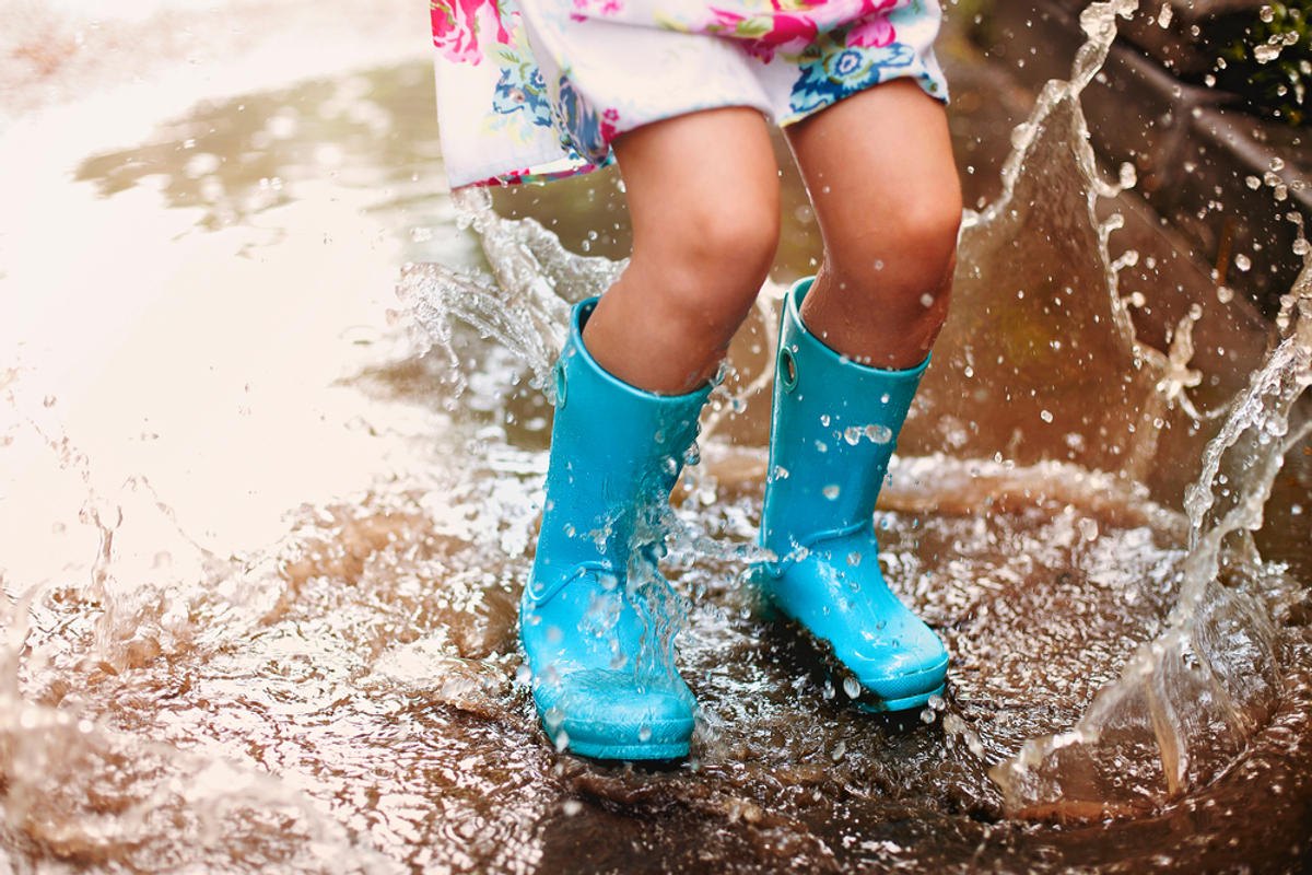 JUMP PUDDLE GIRL