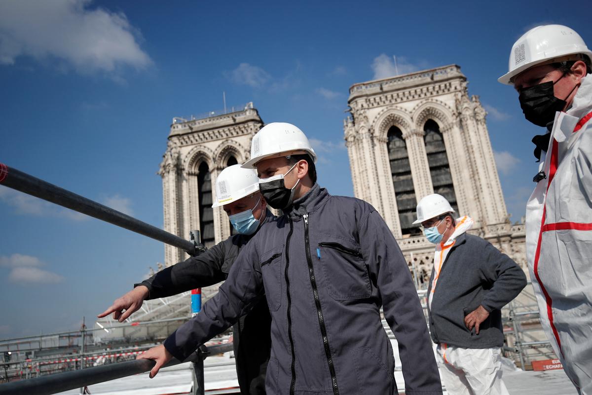 WEB2-EMMANUEL MACRON-NOTRE DAME-AFP-000_982892.jpg