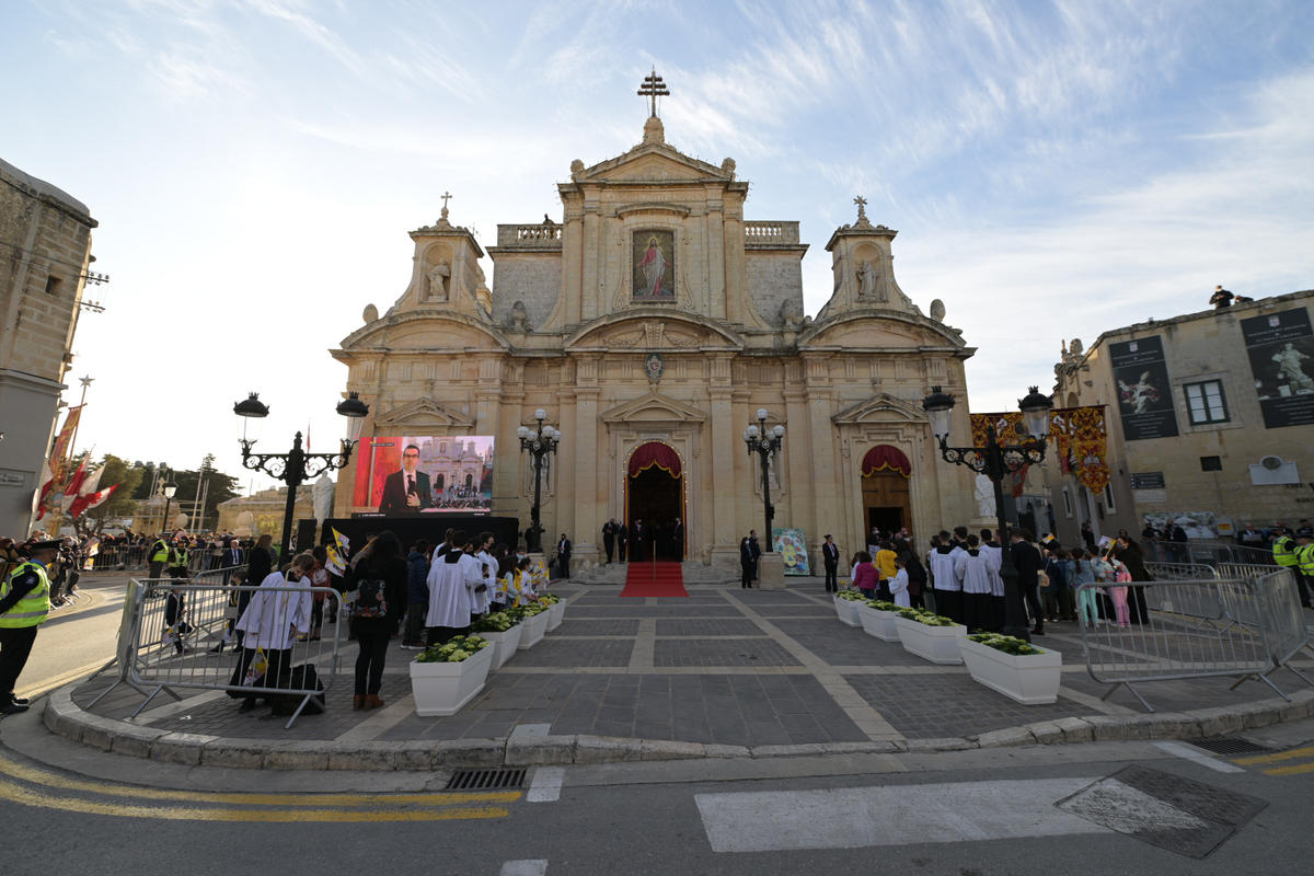 Pope-Francis-praying-in-the-Grotta-of-St.-Paul-at-the-Basilica-di-San-Paolo-in-Rabat