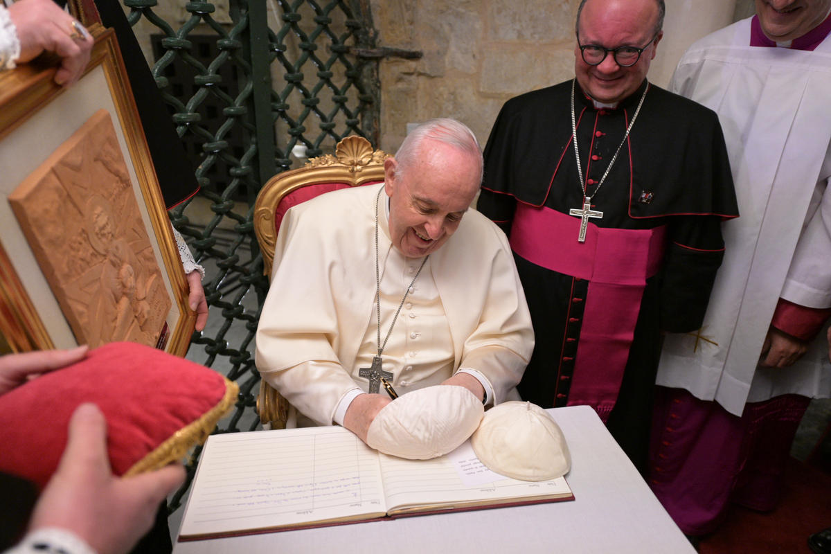 Pope-Francis-praying-in-the-Grotta-of-St.-Paul-at-the-Basilica-di-San-Paolo-in-Rabat