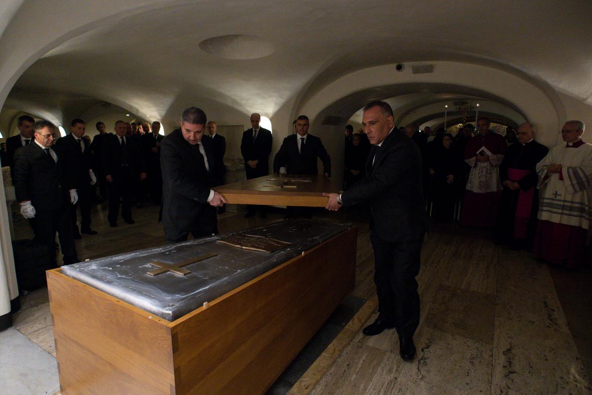 Some images of the burial of the body of the Pope Emeritus