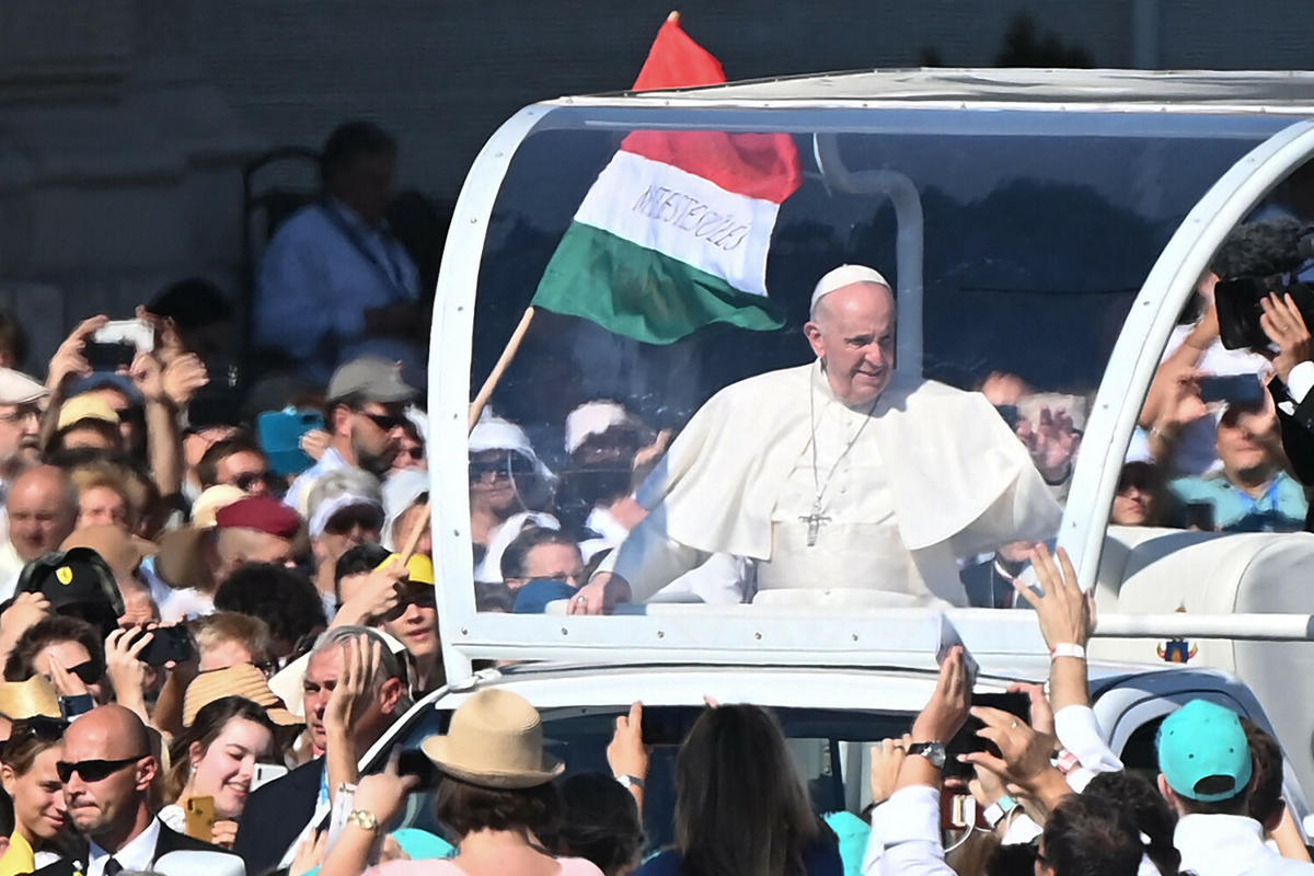 Papież Franciszek pozdrawia węgierskich wiernych przed Mszą na zakończenie Międzynarodowego Kongresu Eucharystycznego w Budapeszcie (12 września 2021)