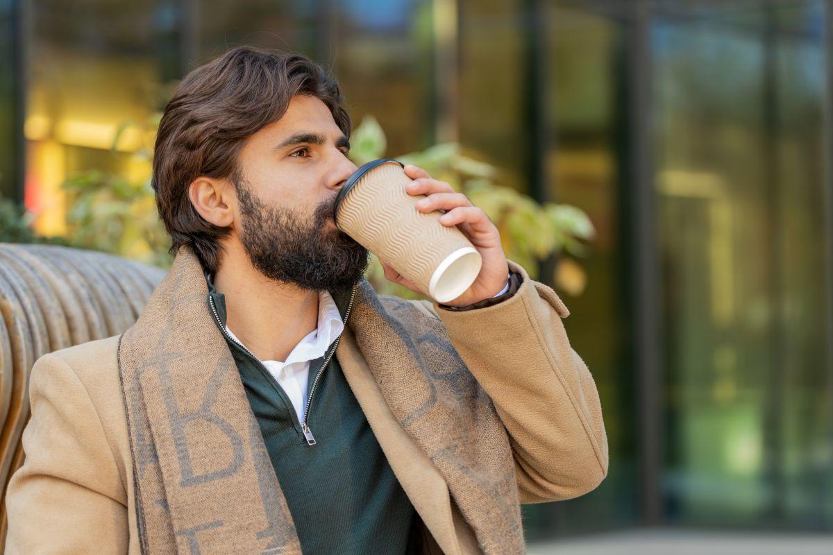 hombre-pensando-café