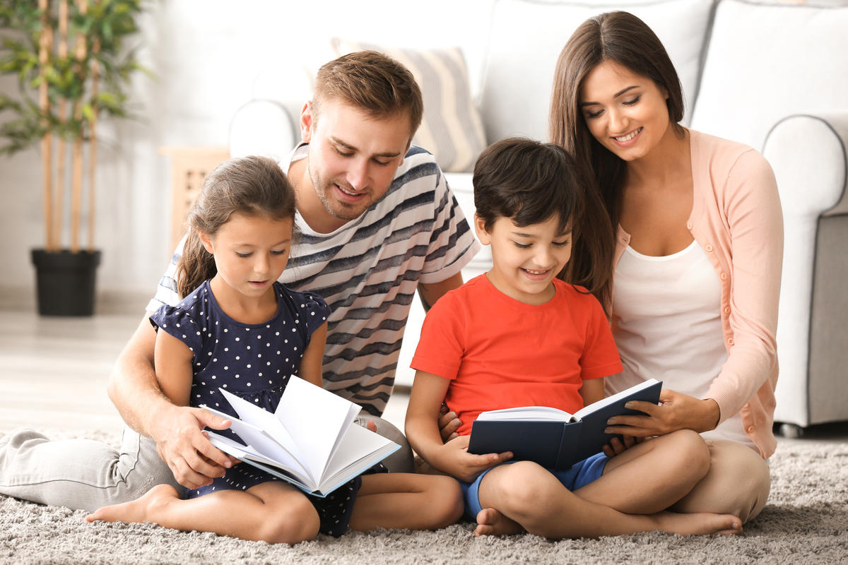 Familia feliz leyendo libros en casa leer con los hijos Inculcar la lectura
