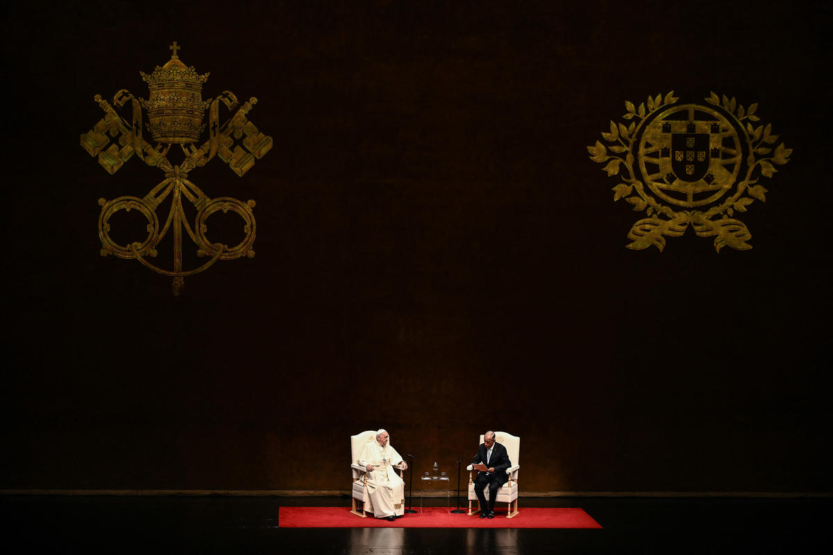 Pope-Francis-and-Portuguese-President-Marcelo-Rebelo-de-Sousa-hold-a-meeting-with-authorities