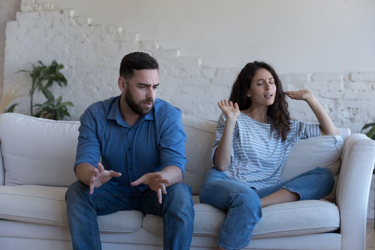 pareja discutiendo