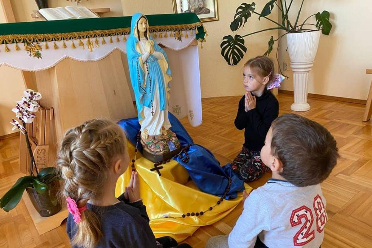 Um milhão de crianças rezando o terço