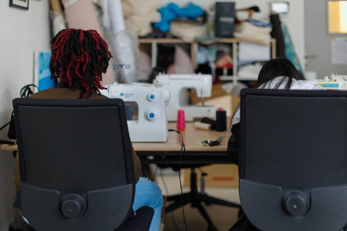 Grâce à l’atelier Bakhita, des dizaines de femmes en situation de grande précarité retrouvent le goût du beau et l’estime de soi à travers la couture.