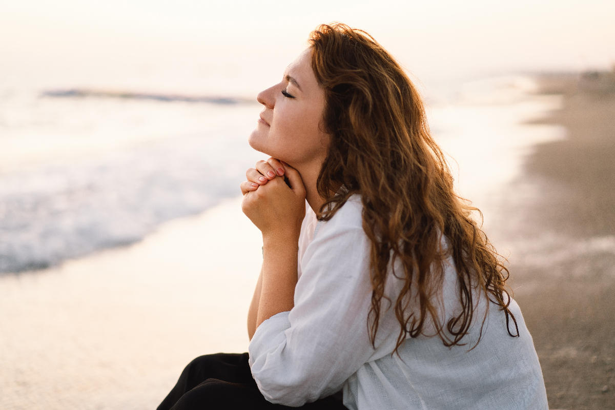 woman-pray-faith-beach