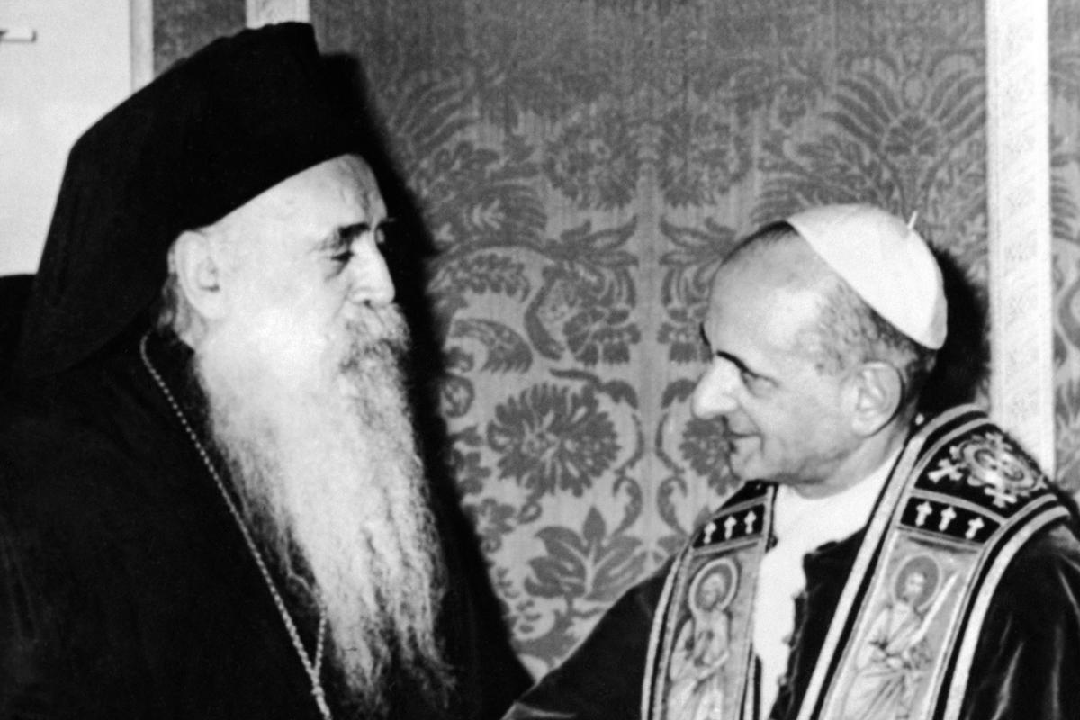 Pope Paul VI (R) meets Orthodox Patriarch Athenagoras I