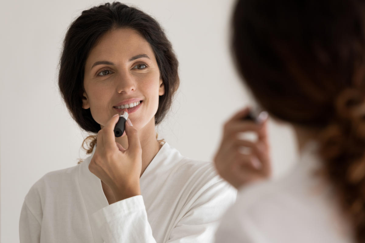 WOMAN-LIPSTICK-shutterstock_2009960348