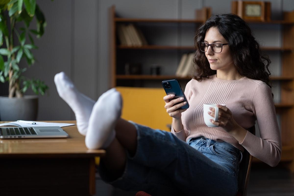 procrastinating-woman