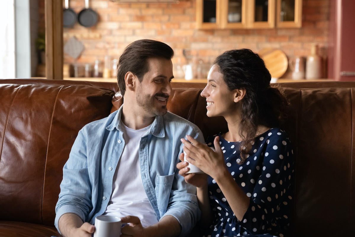 couple-drinking-coffe