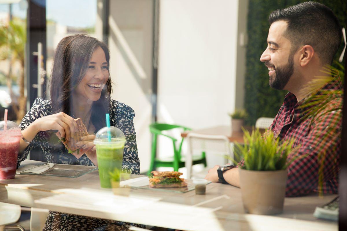 pareja charlando en una cafetería
