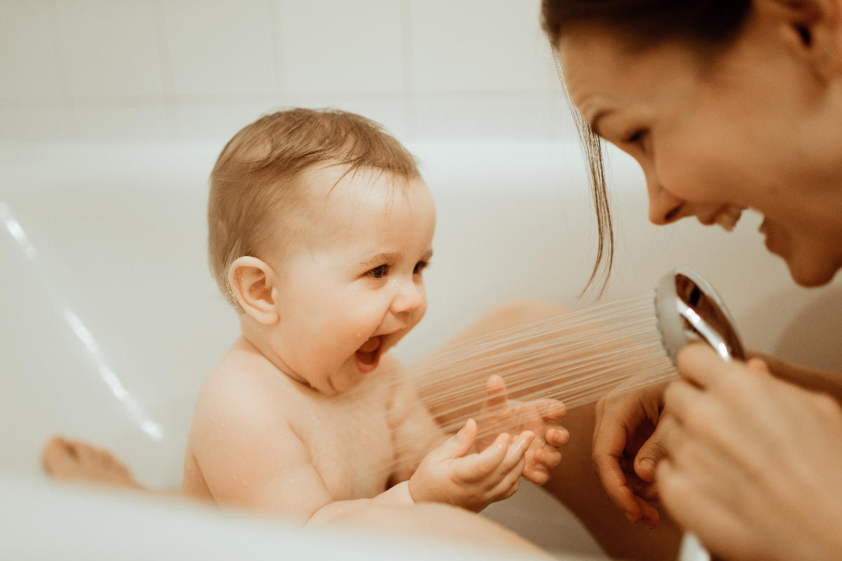 mom-baby-bath-