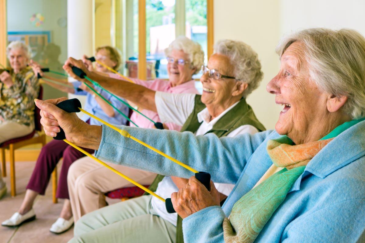 abuelitos ejercitándose
